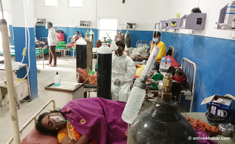 कोरोना सङ्क्रमित बढदै गएपछी एउटै सिलिन्डरले ३ जनाको उपचार हुँदै