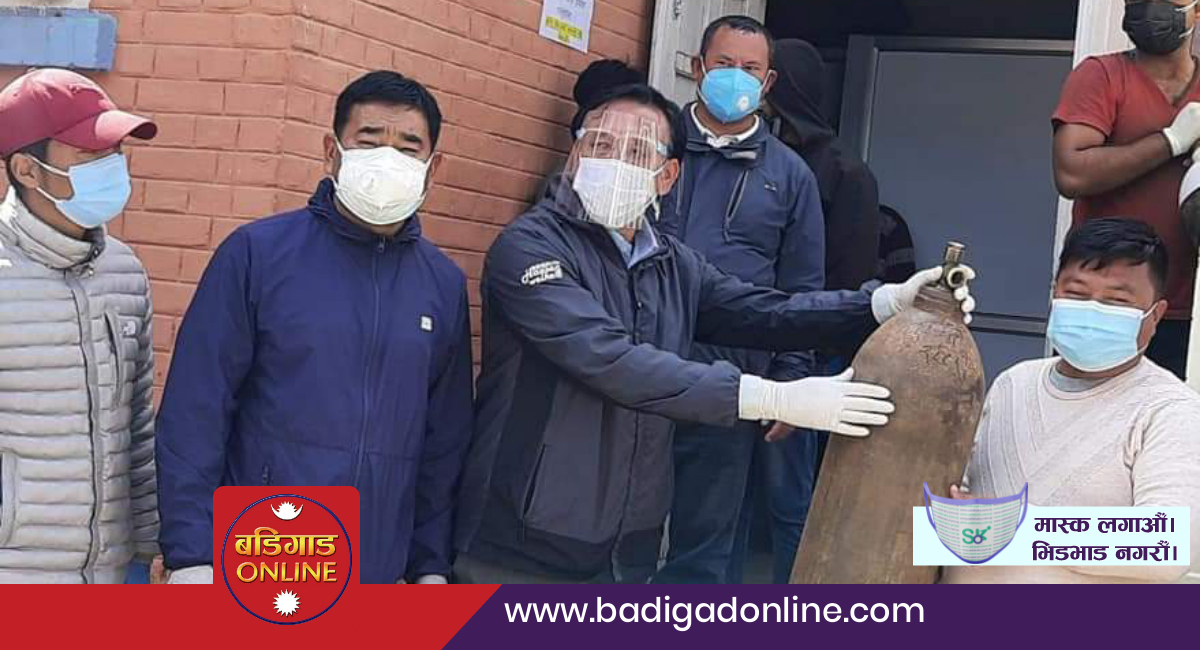 नेपाली कांग्रेस गुल्मीले जिल्ला हस्पिटललाई दियो ५० सिलिन्डर अक्सिजन