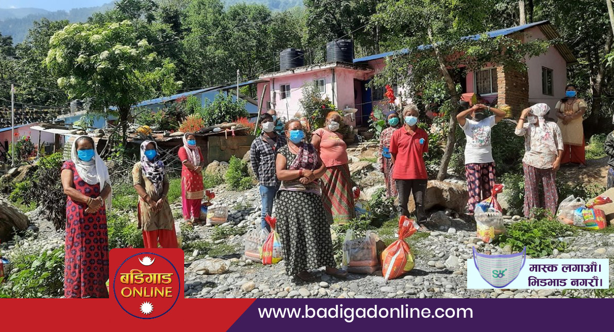 बागलुङका माझी समुदायलाई हिमानी ट्रष्टद्वारा खाद्यान्न सहयोग