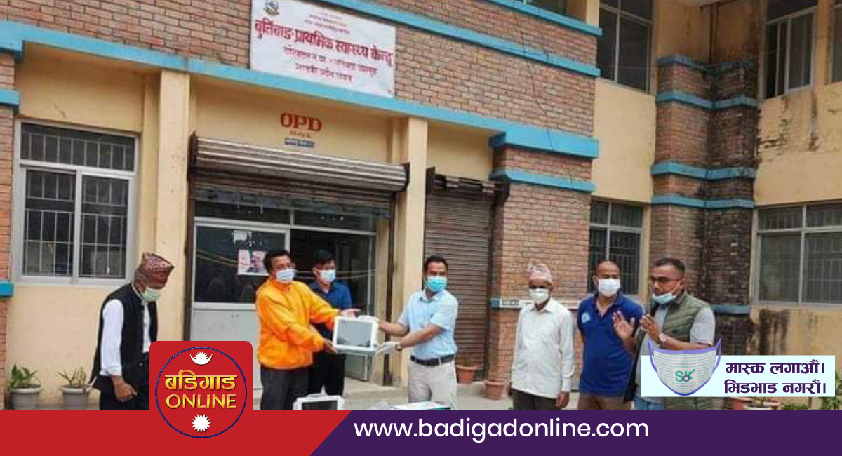 काँग्रेस नेता कुवँरको पहलमा बुर्तिबाङ प्राथमिक स्वास्थ्य केन्द्रलाई स्वास्थ्य सामग्री हस्तान्तरण