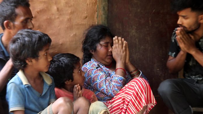 भोकभोकै आफ्नो आमाको मृत्यु कुरेर बसेका यि ३ बाबु छोरा !