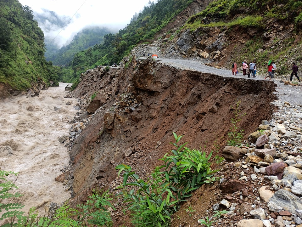 मध्यपहाडी लोकमार्ग अन्तर्गत भिमगिठे बुर्तिबाङ सडकखण्ड अवरुद्ध