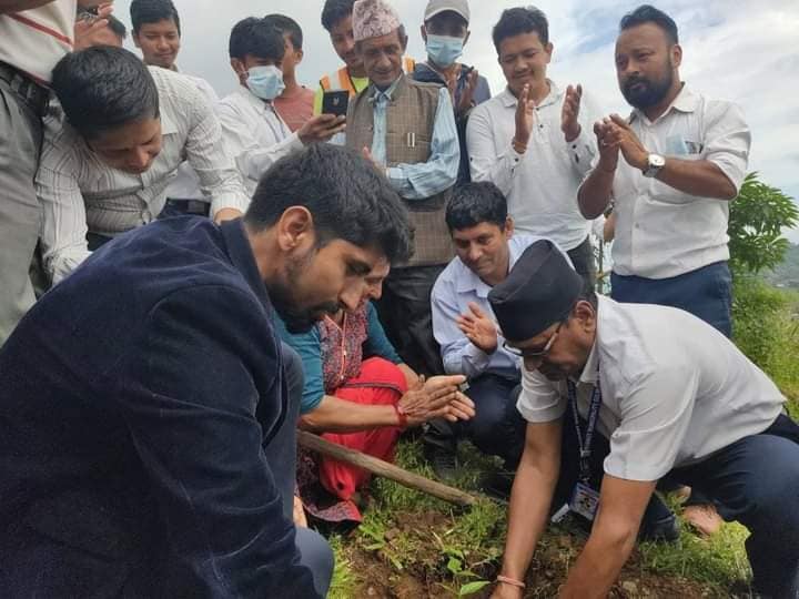 निजामती सेवा दिवसको अवसरमा मुसिकोट दरबार परिसरमा वृक्षरोपण