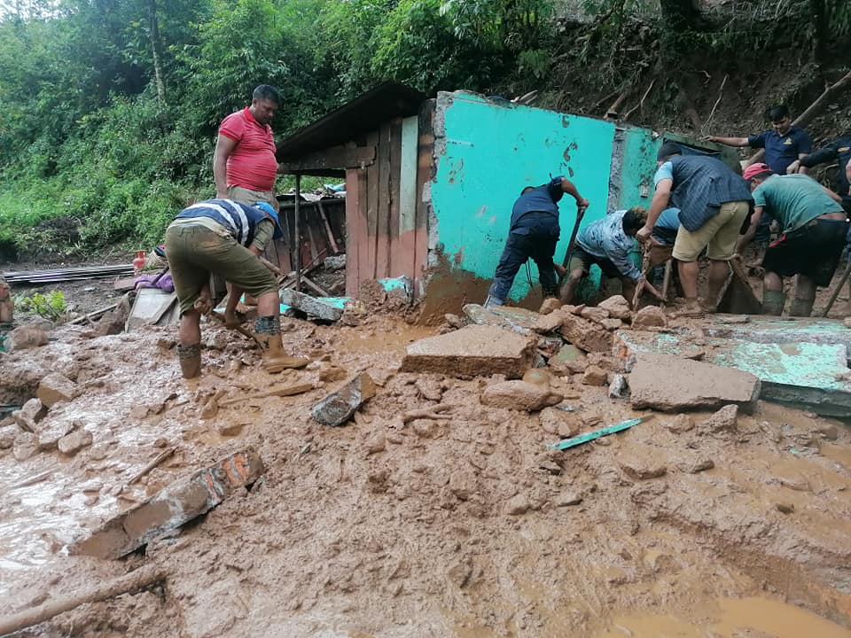 ढोरपाटनमा बाढीले दुई घर पुरिए