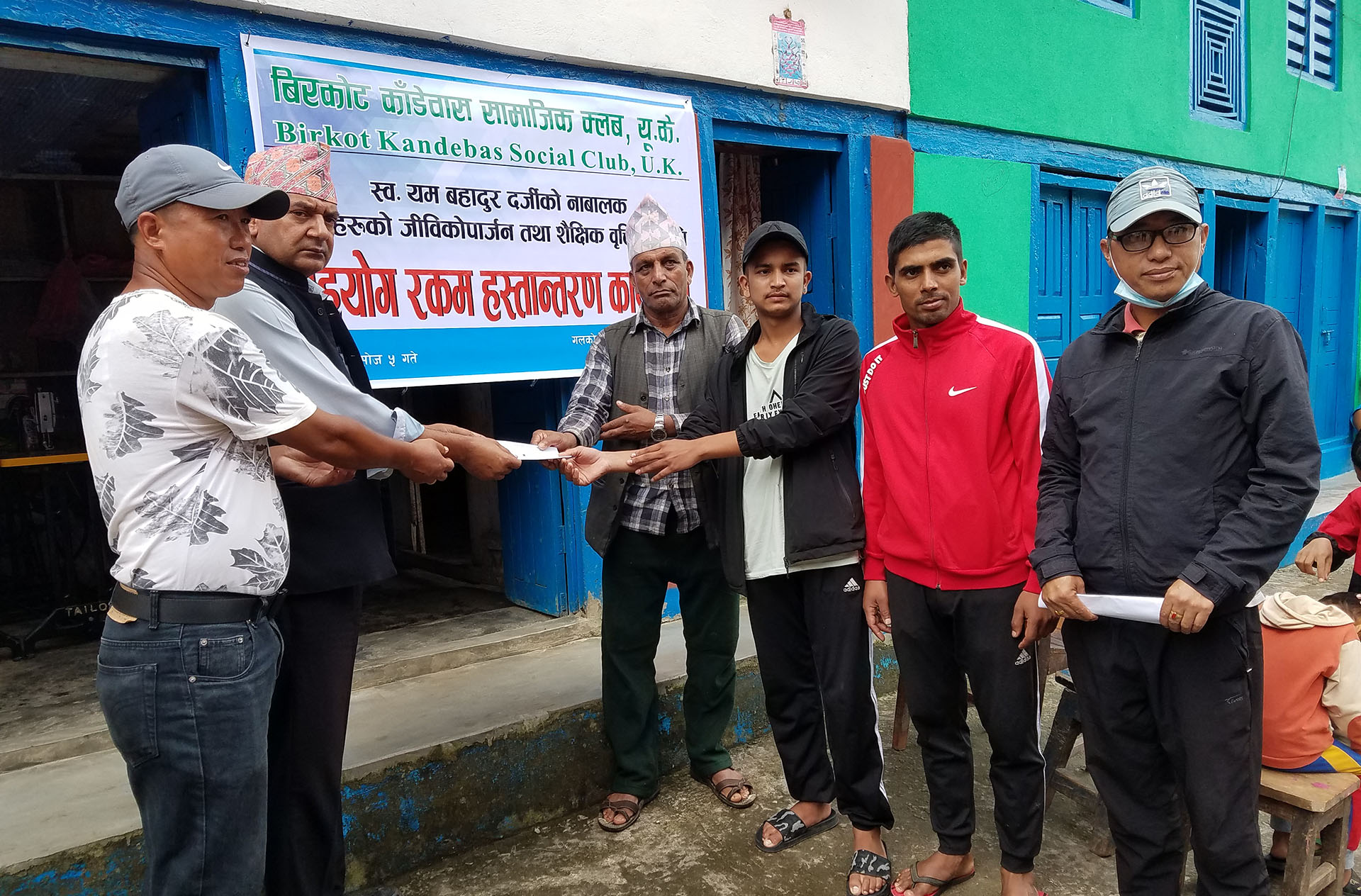 बुबाको मृत्युपछि विचल्लीमा परेका परिवारलाई विरकोट काँडेबास सामाजिक क्लवको सहयोग !