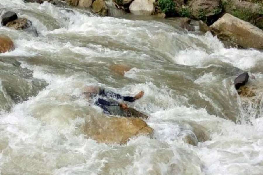 ढोरपाटनमा खोलाले बगाउँदा ५ वर्षीय बालक बेपत्ता !