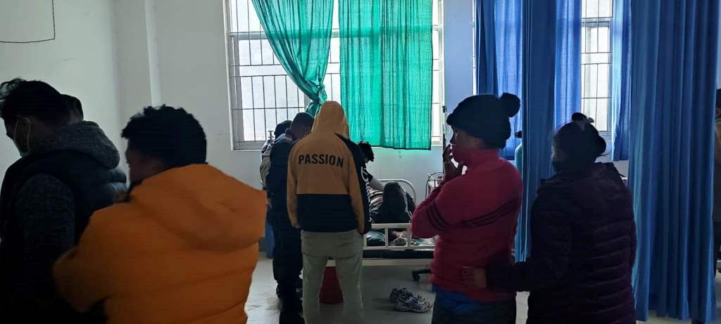 बुर्तिबाङमा गुडिरहेको बसको ढोकाबाट खसेर बडिगाडका काउचा घाईते