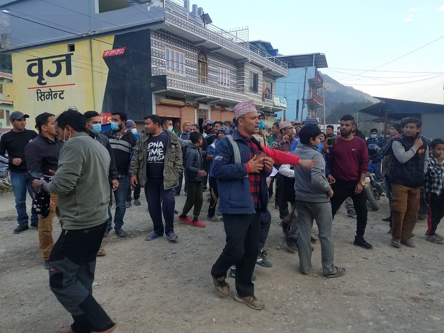वामी-भुवाचिदी सडक कालोपत्रे नभएपछि स्थानीयले सुरु गरे सघंर्षका कार्यक्रम