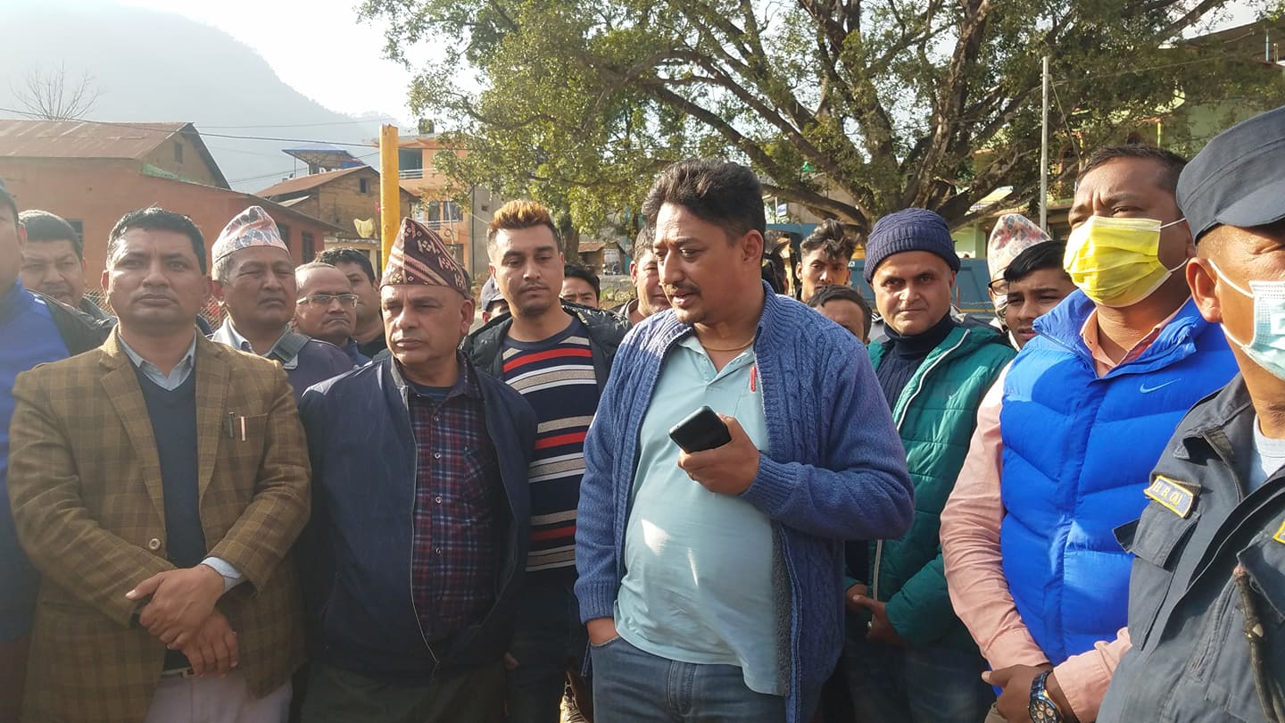 आन्दोलनरत स्थानीय र निर्माण व्यवसायीबीच छलफल : आन्दोलन नरोकिने !