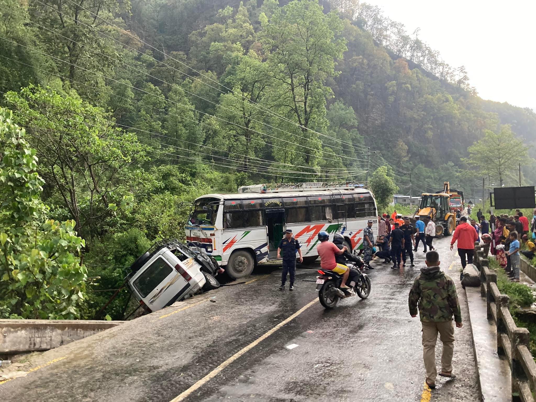 बागलुङबाट पोखराका लागि छुटेको बस र जीप ठोक्किँदा एक जनाको मृत्यु