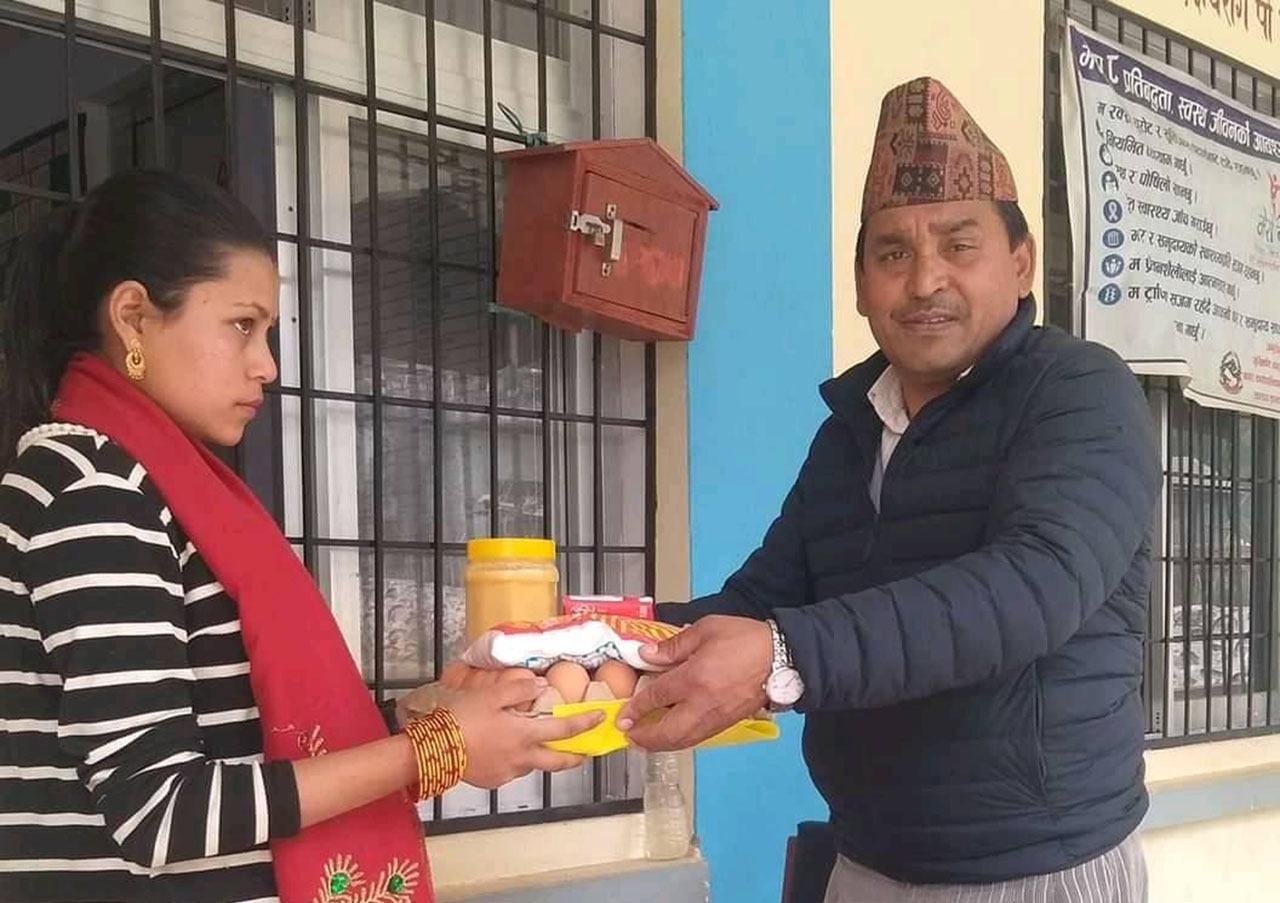 वडाध्यक्ष खड्का जसले आफ्नो तलब गर्भवती महिलाको पोषण स्वास्थ्यमा खर्च गर्छन्