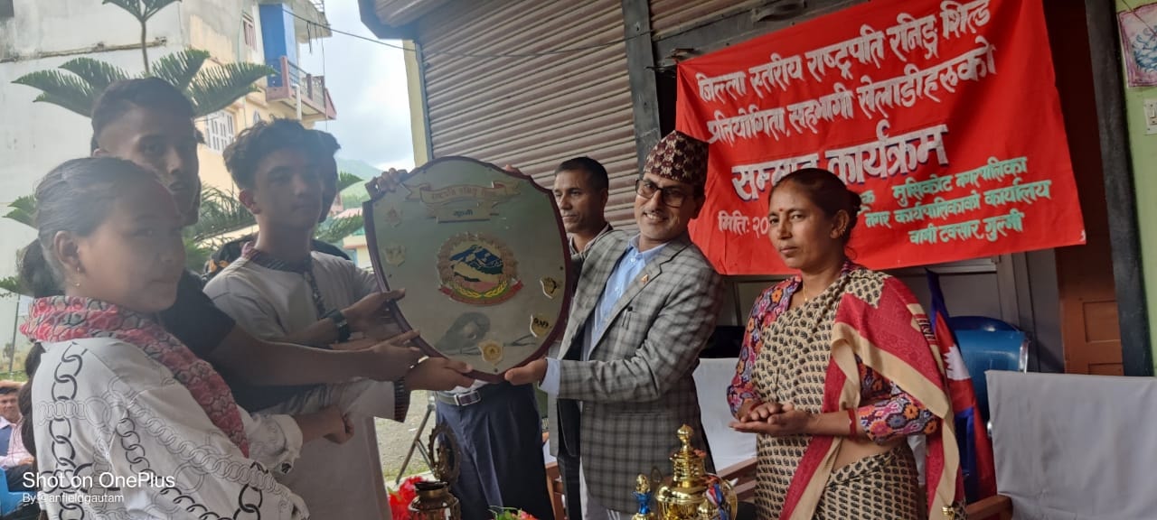 जिल्ला स्तरीय राष्ट्रपति रनिङ्ग शील्ड प्रतियोगीतामा विजेता खेलाडीलाई नगरपालिकाको सम्मान