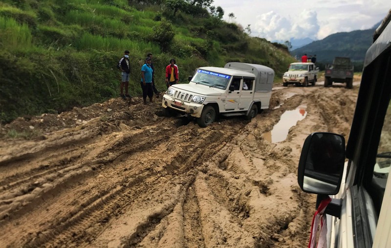 बर्खायाम सुरु भएसगैं मध्यपहाडी लोकमार्गको कन्तविजोग : यात्रामा सास्ती