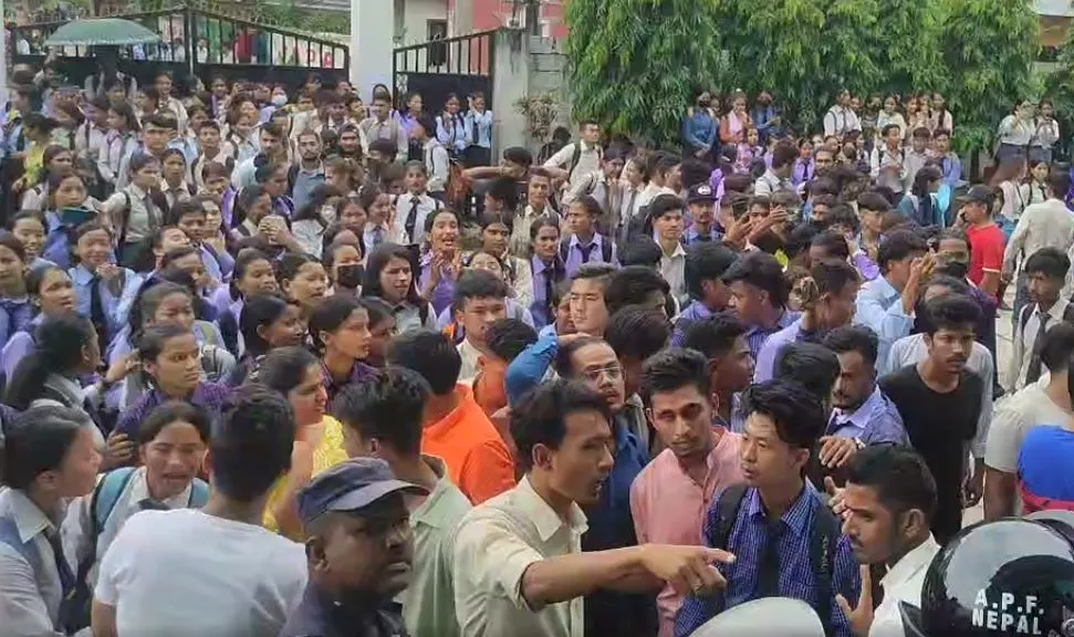 भित्री बस्त्र खोल्न लगाएर छात्रालाई दुर्व्यवहार गरेको भन्दै विद्यार्थीले गरे तोडफोड