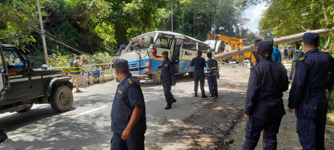 रुखले बस र स्कुटी किच्दा तीनको मृत्यु, १२ जना घाइते
