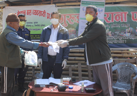 सामाजिक सुरक्षा भत्ता वितरण गर्न वडाध्यक्ष गुरुङ आफै पुगे घरघरमा ।