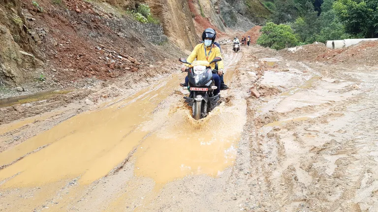 मध्यपहाडी लोकमार्गमा सवारीसाधन फसेर हैरान
