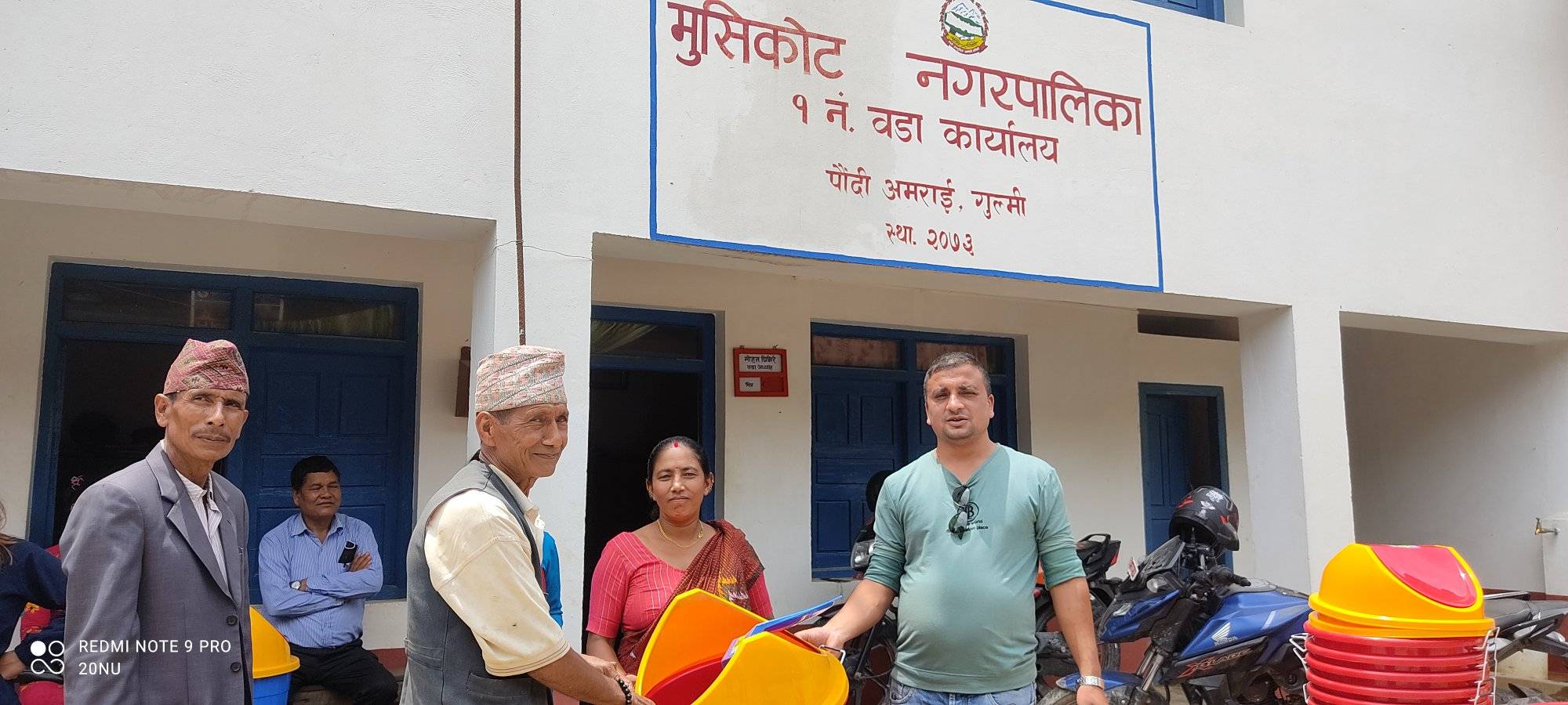 मुसिकोट वडा नं १ वडा कार्यालयले डस्बिन वितरण गर्यो