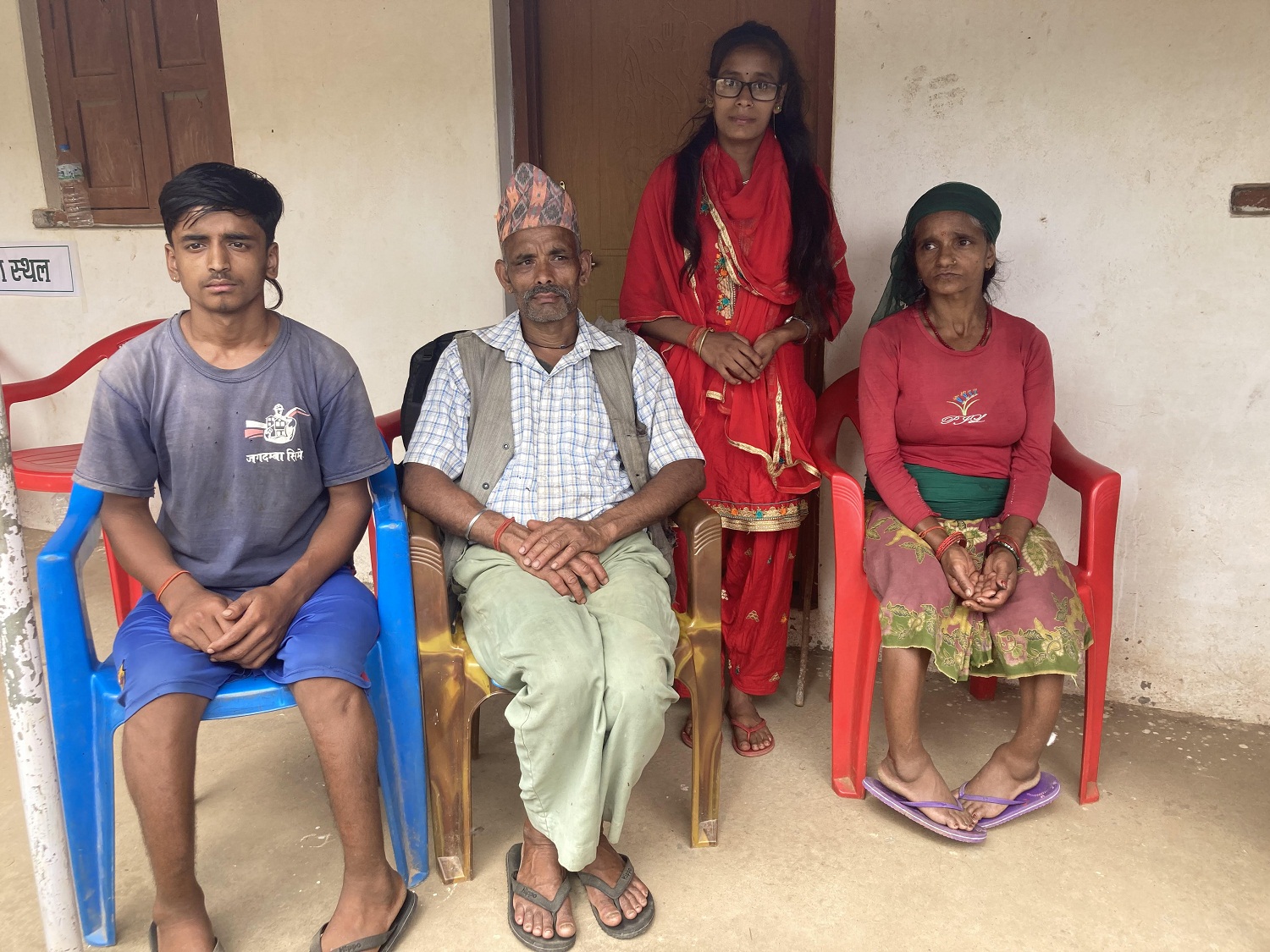 परिवारका सबै सदस्य अपाङ्ग : २३ वर्षीय दुर्गाको काँधमा परिवारको जिम्मेवारी