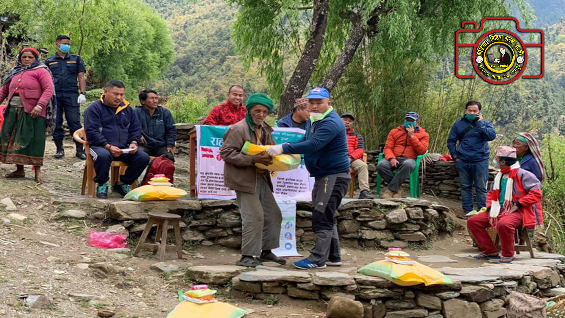 काँग्रेसनेता शेरचन सहितको टोलीद्धारा तमानखोलामा राहात वितरण ।।