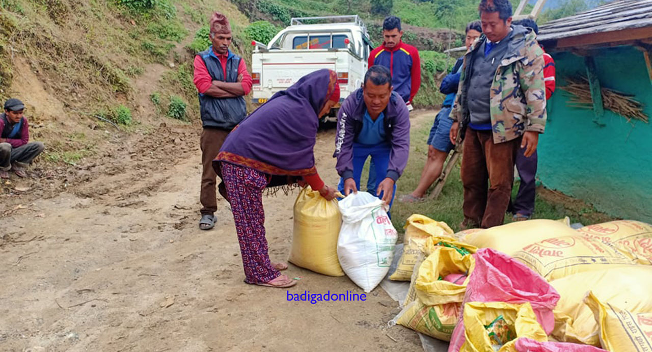 बडिगाड १० दर्लिङले प्रारम्भिक चरणमा ५० घरधुरीलाई राहत बाँड्यो