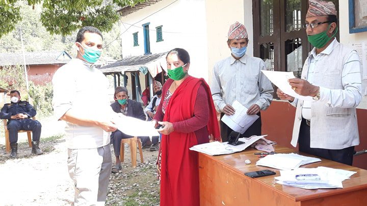 मुसिकोट नगरपालिका वडा नं ५ वडा कार्यालयले राहत वितरण गर्यो
