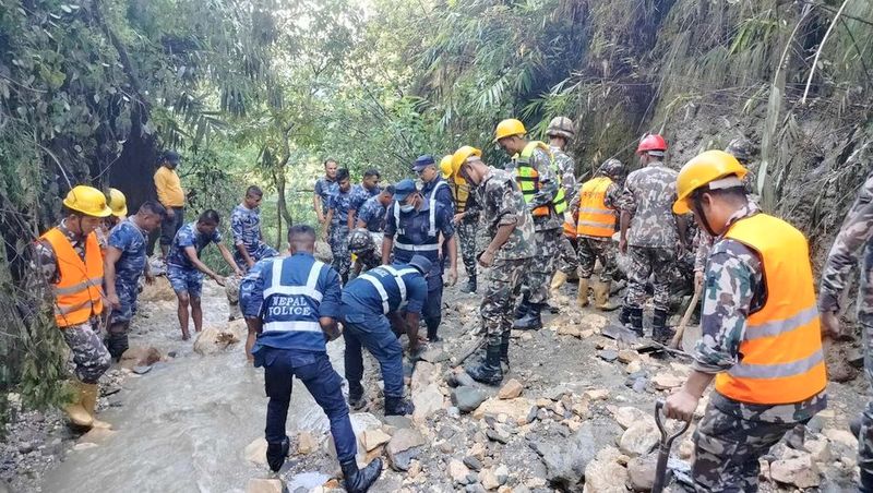 तमादी खोलामा बेपत्ता दुईजनाको गोताखोर र तालिमप्राप्त कुकुरद्धारा खोजी चल्दै