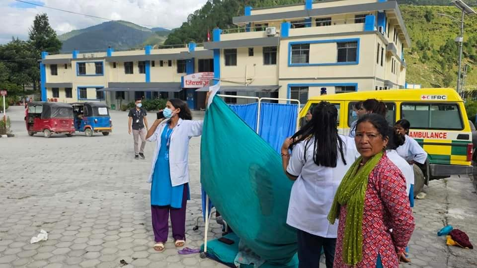 भूकम्पपछि व्यथा लागेकी गर्भवतीलाई अस्पताल बाहिर ल्‍याएर सुत्केरी गराइयो