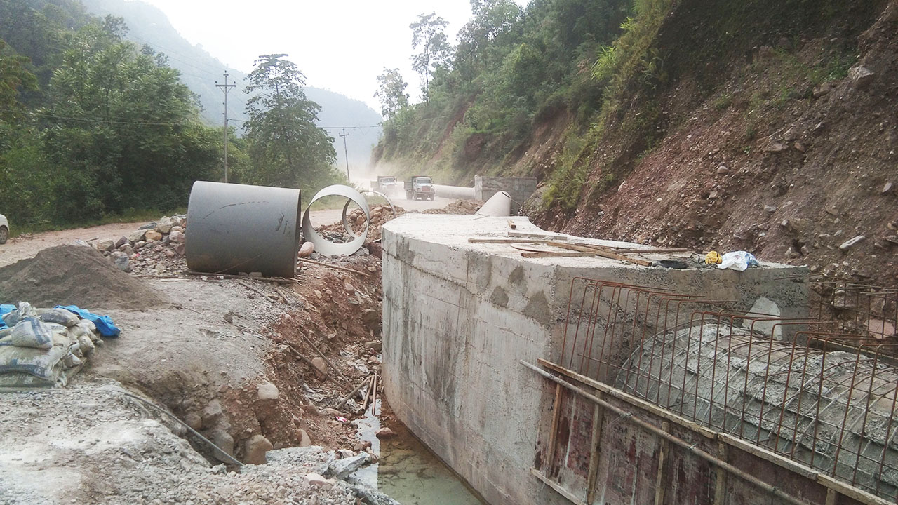 मध्यपहाडी लोकमार्गमा सडक अतिक्रमण गरेर ‘हाइड्रोपावर’ निर्माण, तत्काल हटाउनुपर्ने