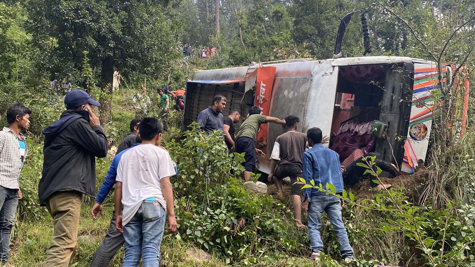 सल्यान जाँदै गरेको बस दुर्घटना, २ जनाको मृत्यु
