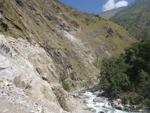 गुल्मीबाट तिहार मनाउन दिदिघर हिंडेका एक पुरुषको भिरबाट लडेर मृत्यु