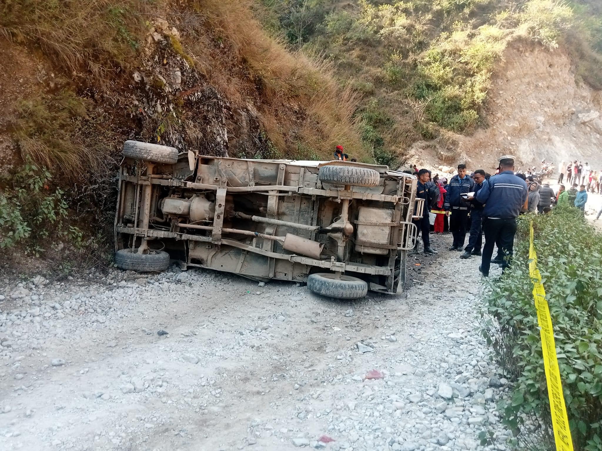 डोटीमा यात्रुबाहक बस भीरबाट खस्यो