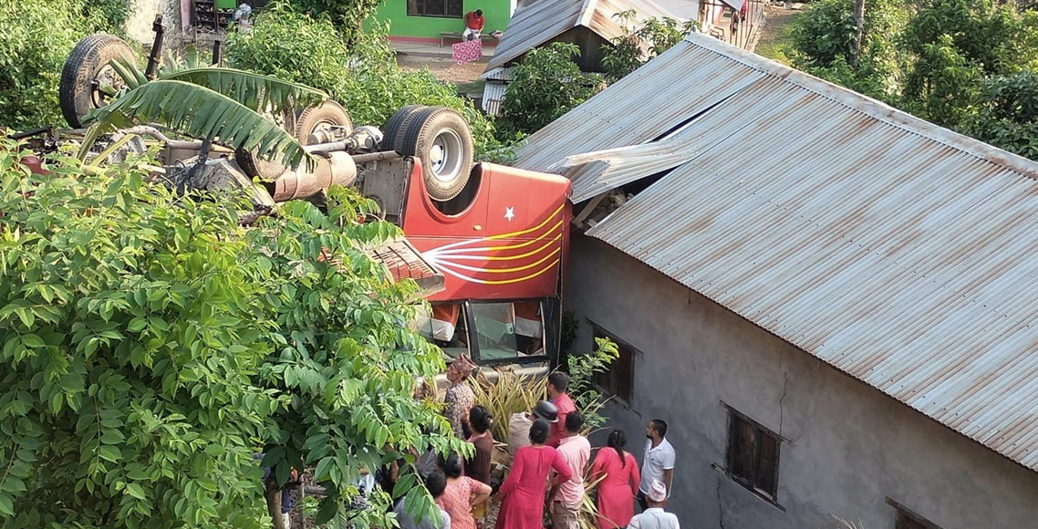 सिन्धुलीमा बस दुर्घटना