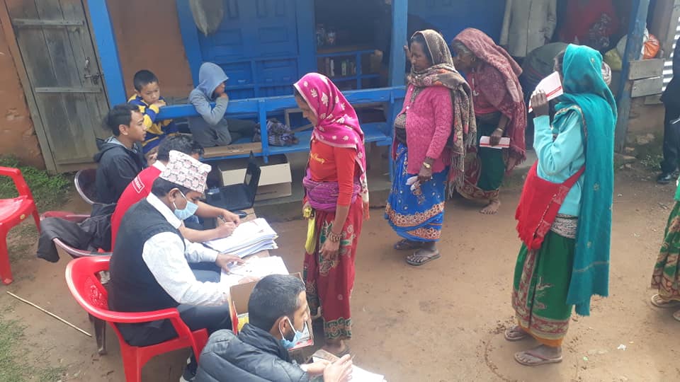 गल्कोट ११ रिघामा टोलटोलमै पुगेर सामाजिक सुरक्षा भत्ता वितरण भैरहेको छ।