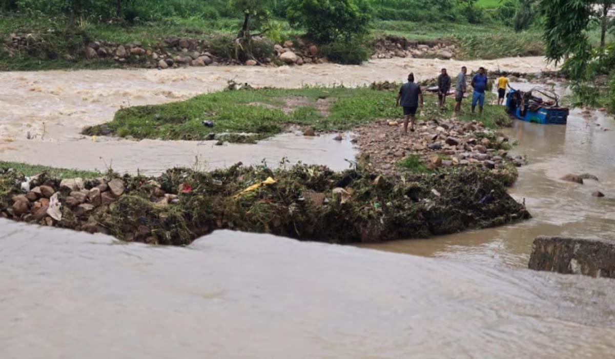 तुलसीपुरमा बाढीले बगायो अटो, दुई यात्रु बेपत्ता