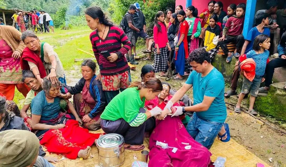 पहिरोका घाइतेहरूलाई उद्धारका लागि गएको हेलिकोप्टर बडिगाड नपुगेर फर्कियो