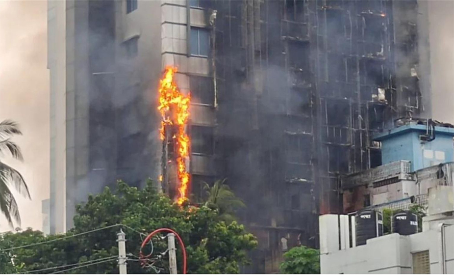 बंगलादेशमा नेताको होटलमा आगजनी हुदा कम्तीमा २४ जनाको मृत्यु