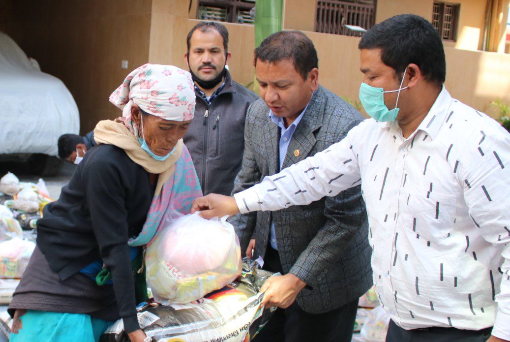 ढोरपाटन नगरप्रमुख नेपालीद्धारा व्यक्तिगत खर्चमा विपन्न परिवारमा राहत
