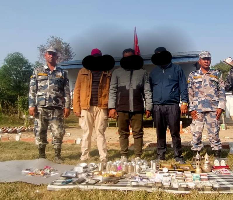 एक करोड बढीको सुनचाँदी र नगदसहित तीन जना पक्राउ