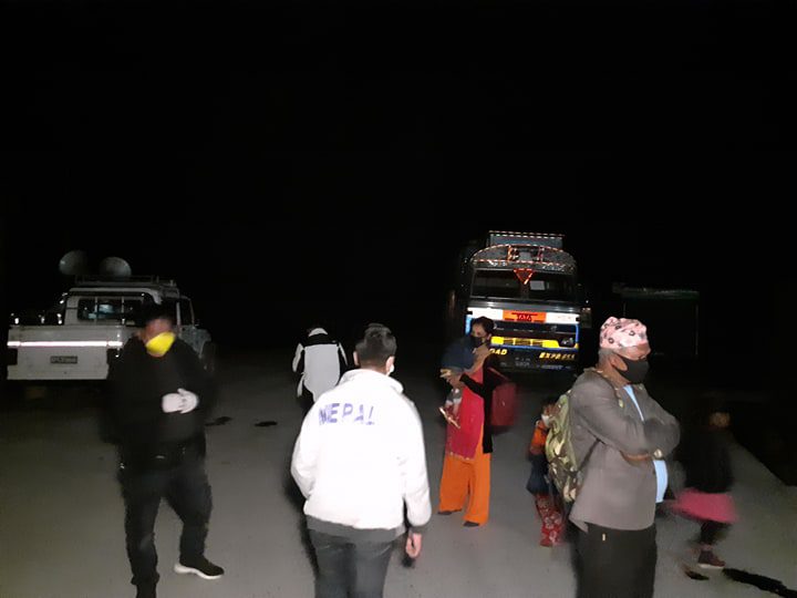 रातारात ट्रकमा भैरहवा जाँदै गरेका १० जना खर्बाङ प्रहरीको नियन्त्रणमा