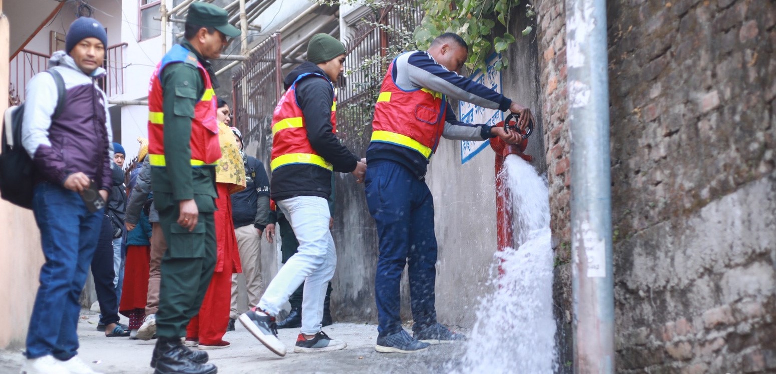 दमकल नपुग्ने काठमाडौंमा साँघुरा गल्लीमा ‘ड्राइराइजर’
