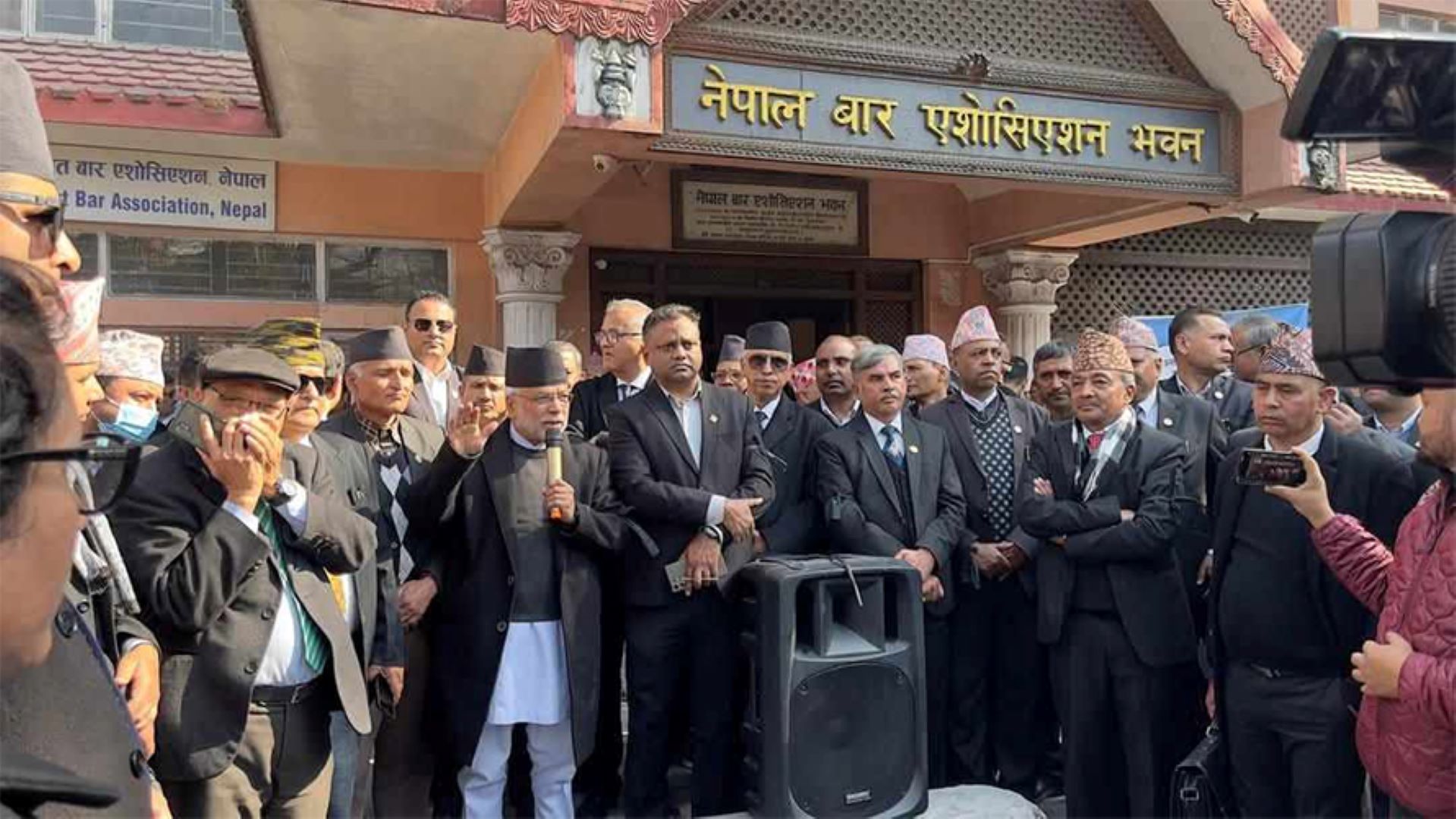 त्रिपाठीमाथि आक्रमणको विरोधमा कालोपट्टी बाँधेर वकिलहरूको प्रदर्शन