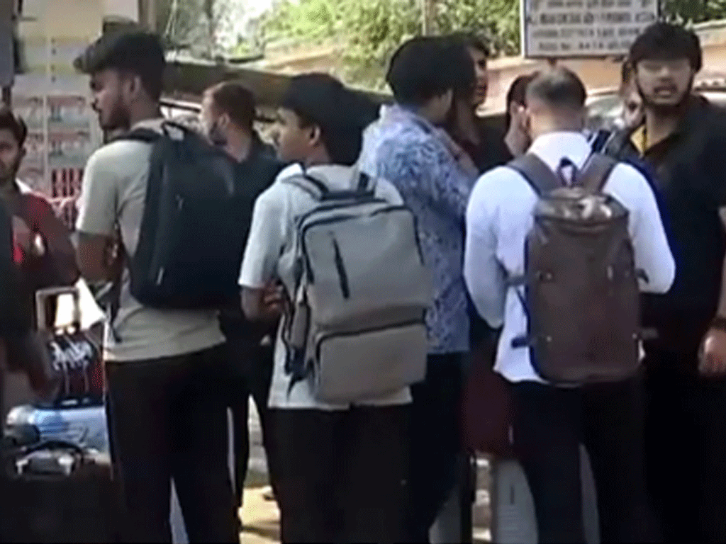केआईआइटीमा अध्ययरत १२६ विद्यार्थी रक्सौल नाका हुँदै नेपाल फर्किए