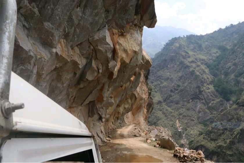 लिपुलेकमा कुदाएको हैन, नेपाल आमाको छा*तीमा गाडी कुदाएको हो ! [भिडियोसहित]