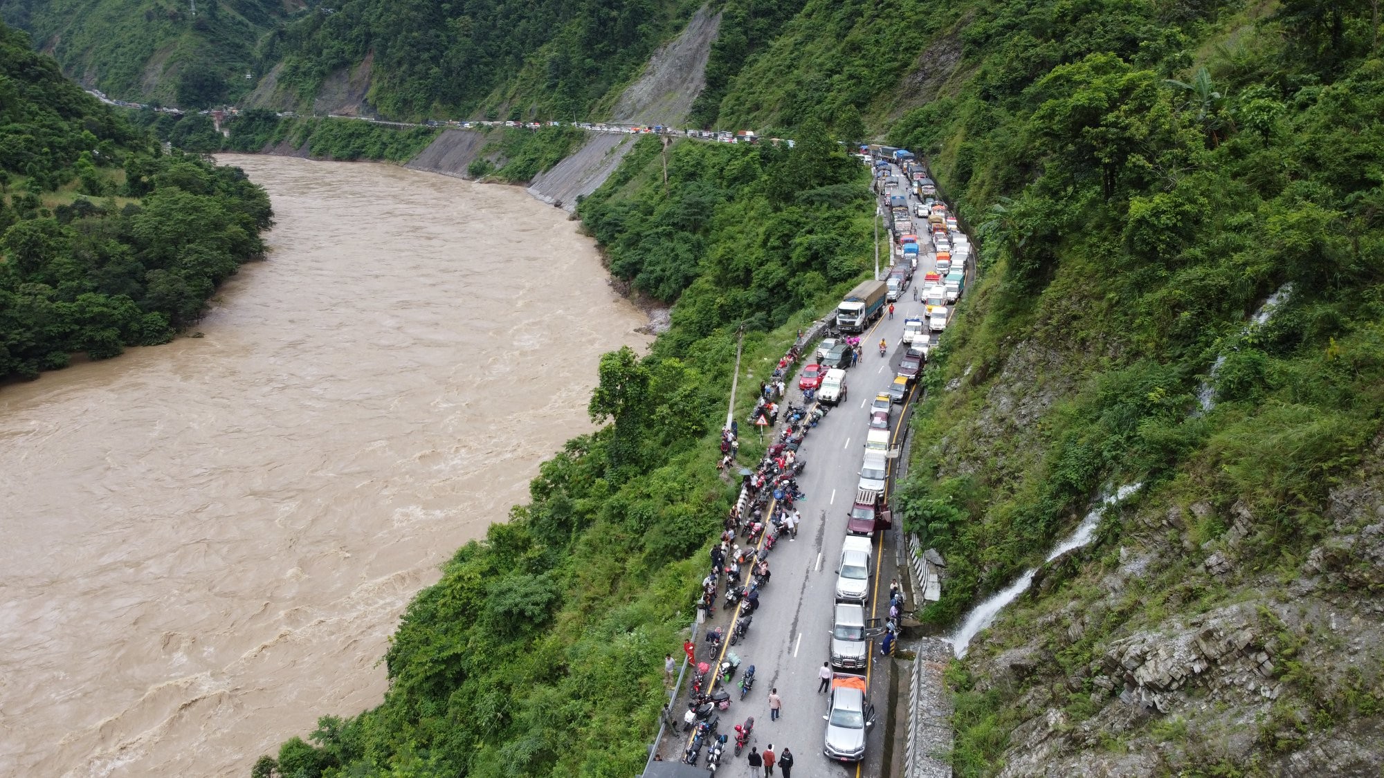 त्रिशूलीमा खस्यो ट्रक : चालकको मृत्यु, सहचालक घाइते