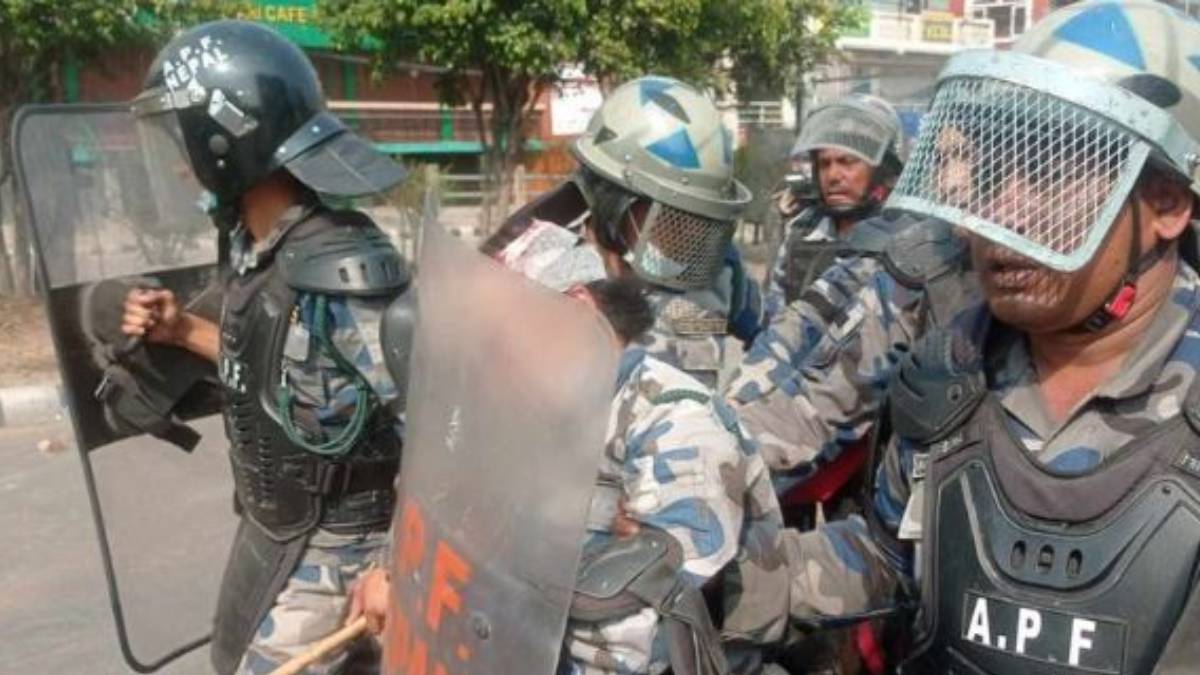 राजावादी प्रदर्शन : सशस्त्र प्रहरीको टाउको फुट्यो