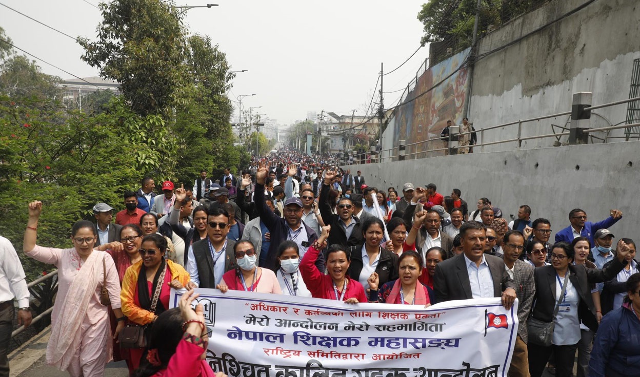 शिक्षक महासंघले भन्यो– निजामतीले परीक्षा लिओस्, कापी जाँच पनि उसैले गरोस्