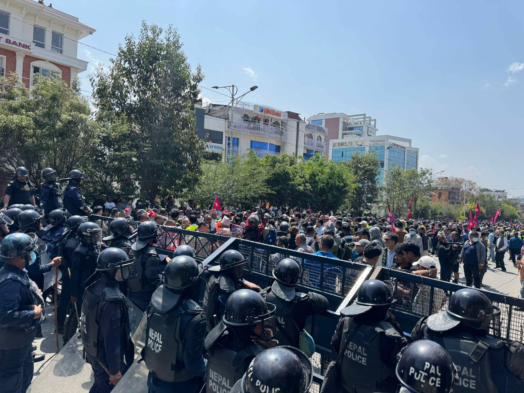 राप्रपा कार्यकर्ता र प्रहरीबीच बानेश्वरमा घम्साघम्सी, निषेधित क्षेत्र नतोड्न प्रहरीको माइकिङ