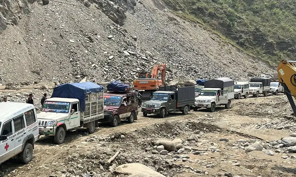 बीपी राजमार्गको जाममा एम्बुलेन्स फस्दा बिरामीको मृत्यु