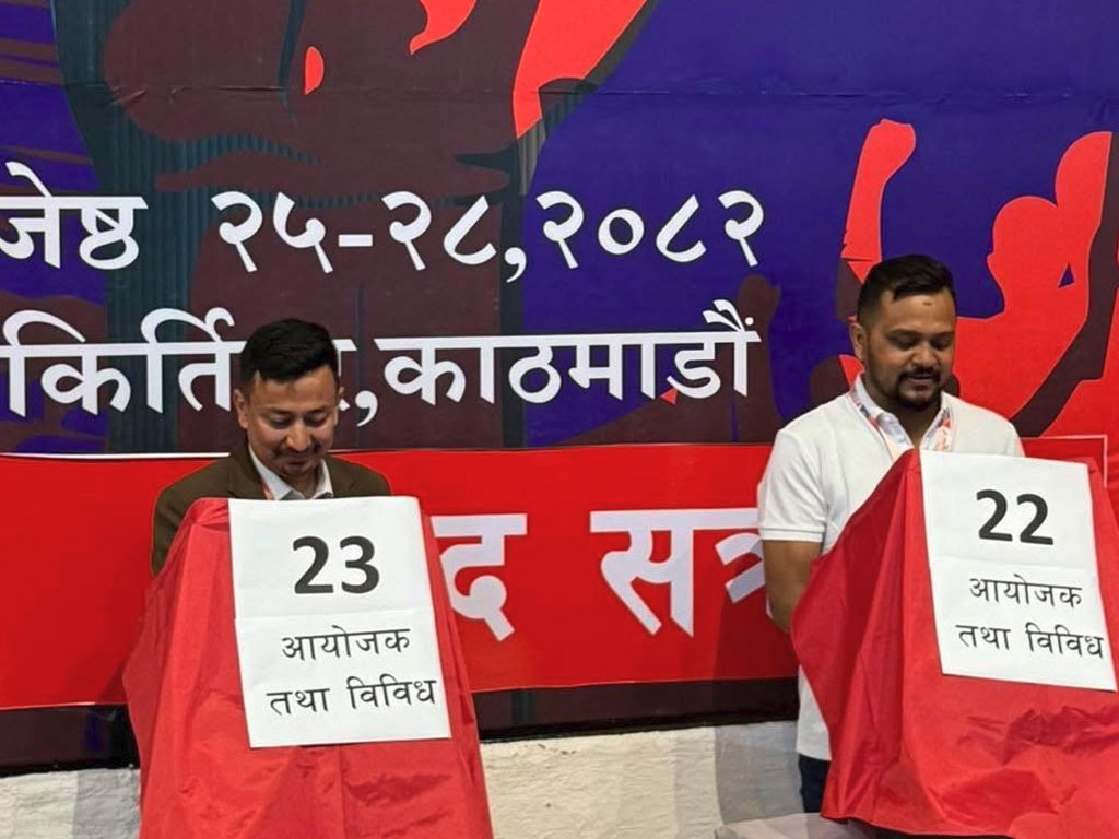 अखिलको नयाँ नेतृत्व चुन्न मतदान जारी